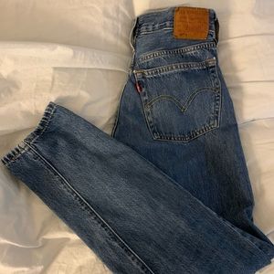 Levi’s 501 skinny jeans- medium blue wash- size 25